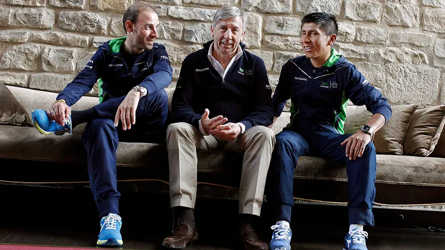 GRA146. PAMPLONA, 13/11/2015.- El director del equipo ciclista Movistar Team, Eusebio Unzué (c), junto con los corredores Nairo Quintana (d) y Alejandro Valverde (i), durante su concentración en un hotel de Pamplona, para planificar la próxima temporada. El murciano Alejando Valverde y el colombiano Nairo Quintana, líderes del Movistar Team, correrán en el 2016 el Tour de Francia, los Juegos Olímpicos de Río de Janeiro y, como novedad, Valverde participará en el Giro de Italia. EFE/Iván Aguinaga