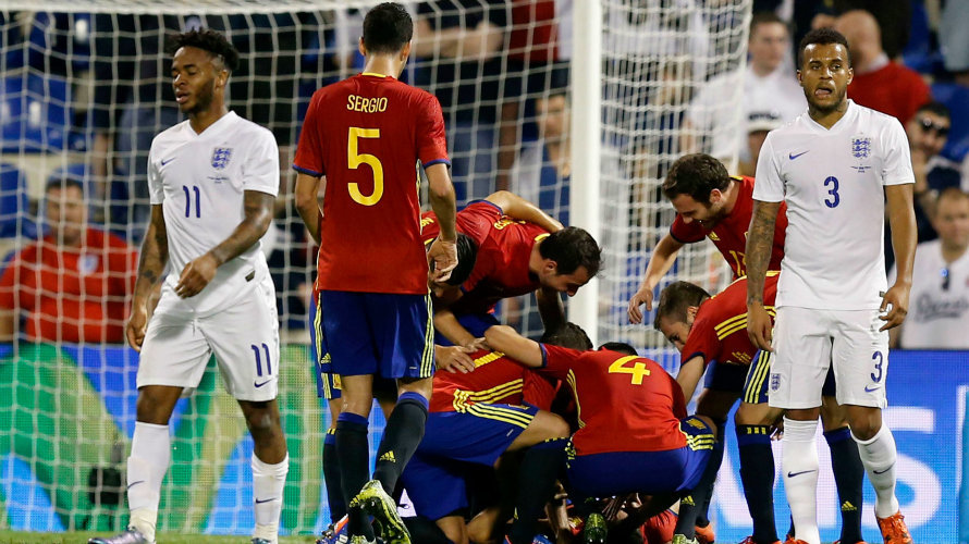 Los jugadores de la selección española celebran el primer gol ante Inglaterra. Efe.