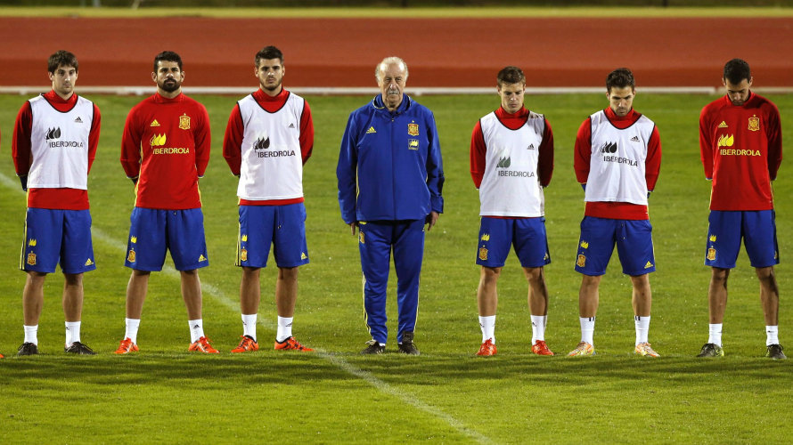 Vicente del Bosque con sus jugadores en un entrenamiento guardando silencio. Efe.