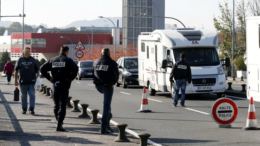 La Policía francesa realiza un control en el puente que une la localidad gipuzkoana de Irún con Hendaya, en la frontera con Francia, tras los atentados del viernes en París. EFE