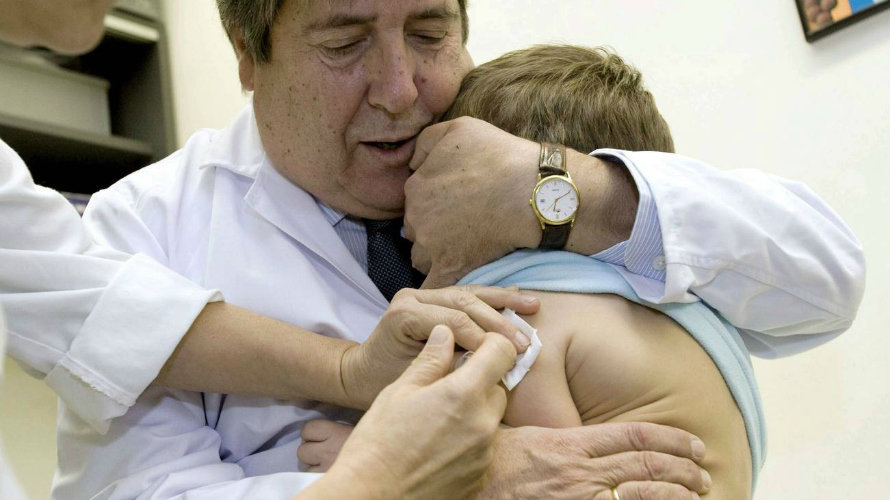 Un médico y una enfermera vacunan a un niño navarro. EFE