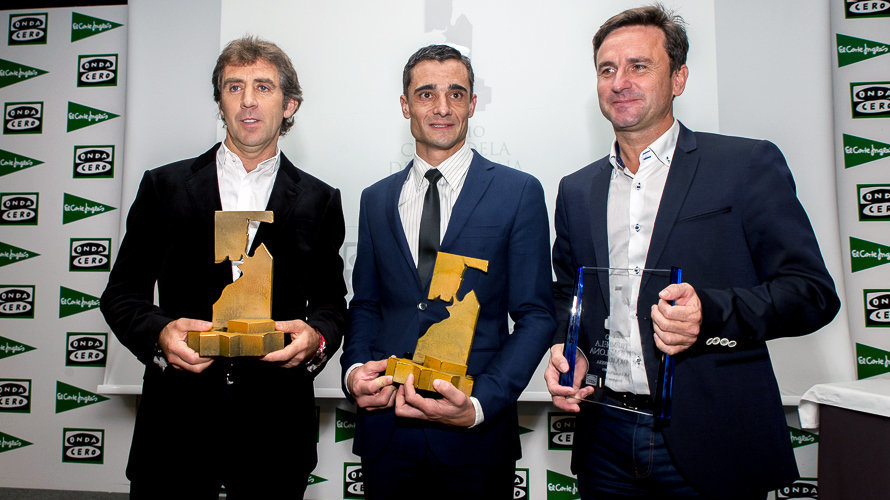 Pablo Hermoso, Paco Ureña y José Andrés Palacios, con los premios Ciudadela. ÍÑIGO ALZUGARAY