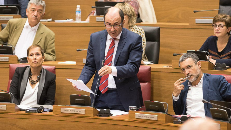 Uxue Barkos, Manuel Ayerdi y Miguel Laparra en el Parlamento de Navarra. PABLO LASAOSA