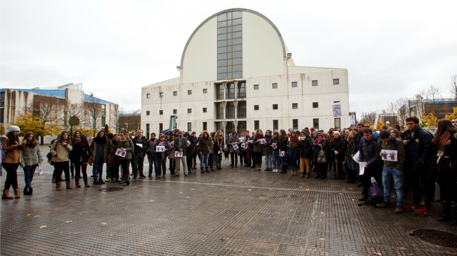 Una imagen de la concentración en contra de la violencia hacia la mujer celebrada en el campus de Arrosadia.