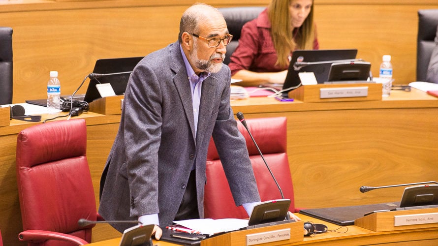 El consejero de Salud, Fernando Dominguez en el pleno del Parlamento. PABLO LASAOSA.