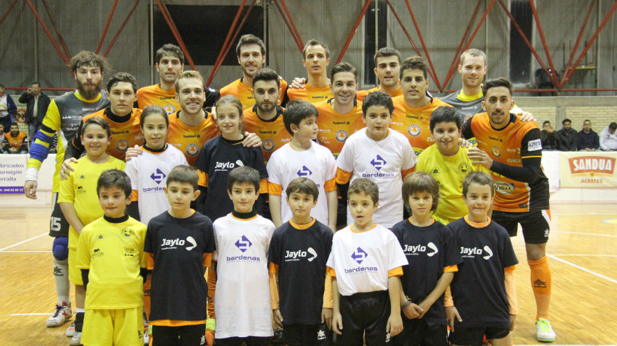 Alineación del Aspil Vidal con jóvenes aficionados en Tudela.