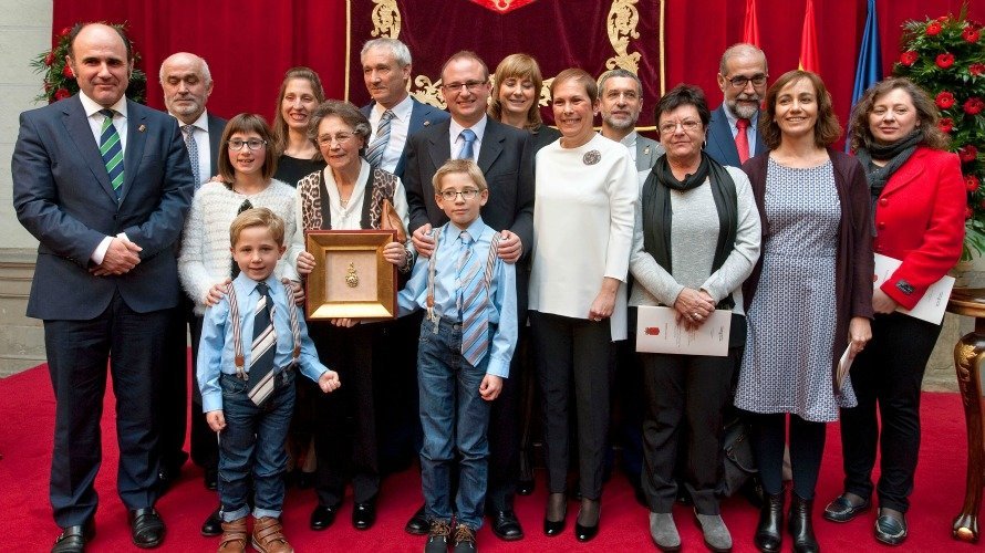 Los familiares de Jimeno Jurío, junto a los miembros del Gobierno de Navarra.