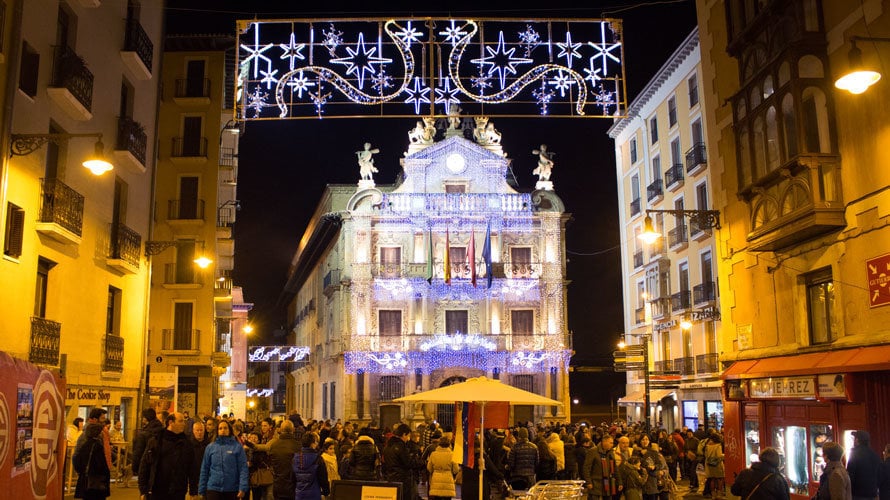 Ayuntamiento de Pamplona con las luces navideñas.