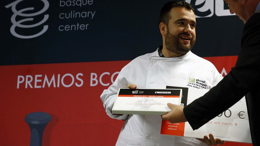 GRA299. SAN SEBASTIÁN, 04/12/2015.- El restaurador navarro Luis Salcedo ha recibido hoy en San Sebastián el primer premio de la facultad de ciencias gastronómicas Basque Culinary Center. EFE/Javier Etxezarreta.