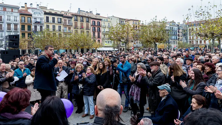 Acto electoral de Podemos con Juan Carlos Monedero en la Plaza del Castillo de Pamplona. IÑIGO ALZUGARAY-11