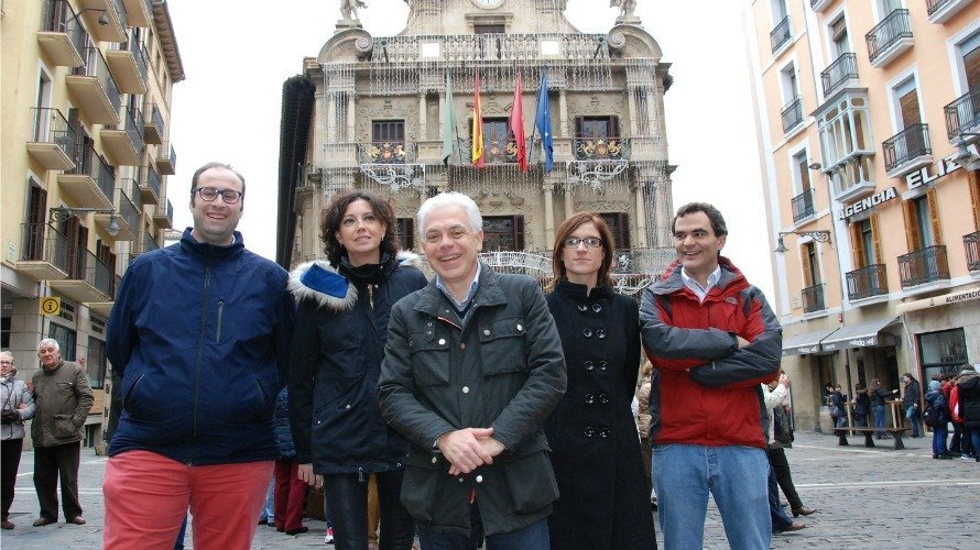 El candidato del PSN-PSOE al Congreso, Jesús Mari Fernández, frente al Ayuntamiento de Pamplona.
