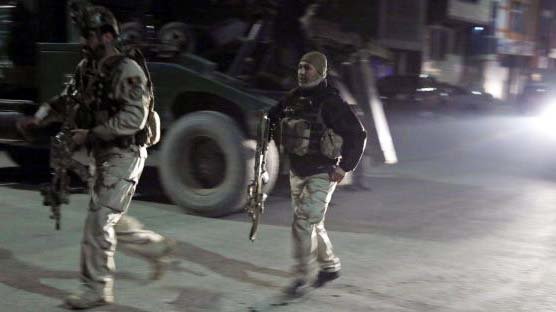 Dos soldades afganos llegar al lugar del atentado en Kabul