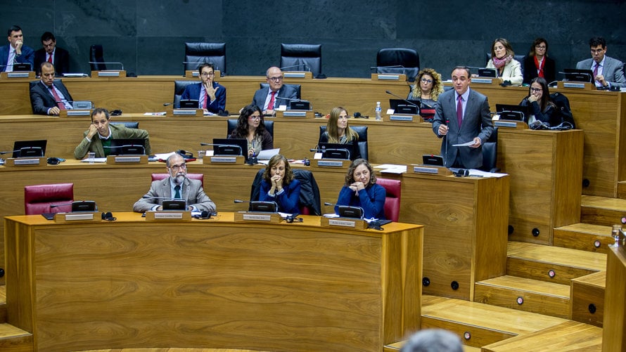 Pleno del Parlamento de Navarra. IÑIGO ALZUGARAY. -52