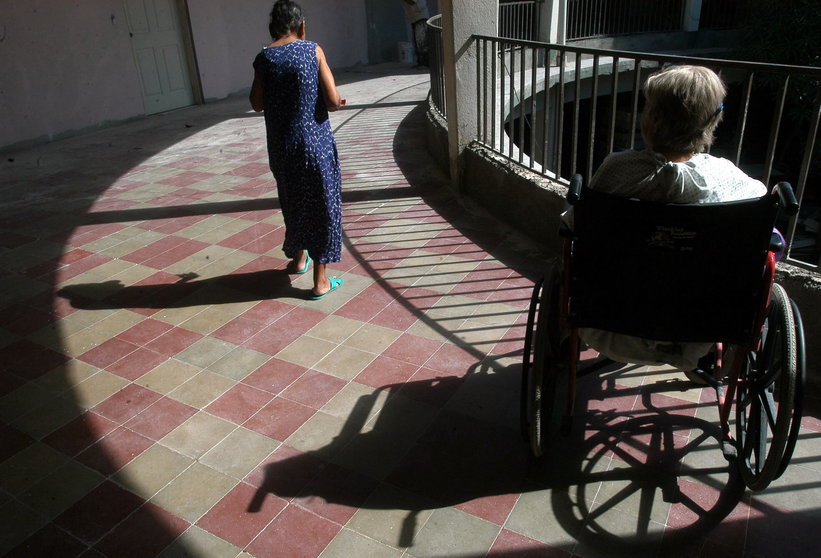 Una persona mayor en silla de ruedas.