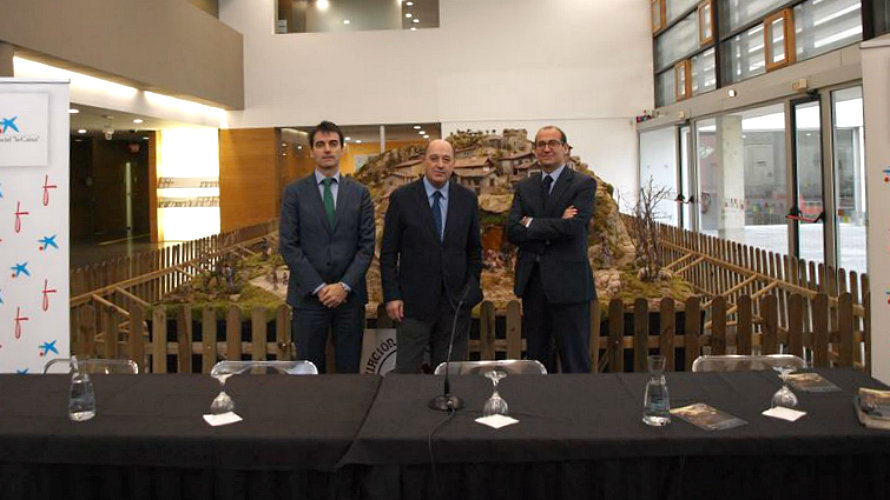 Jesús Gómara; el director del Área de Negocio de La Caixa, José Antonio Lahoz, y el director general de Fundación Caja Navarra, Javier Fernández Valdivielso.