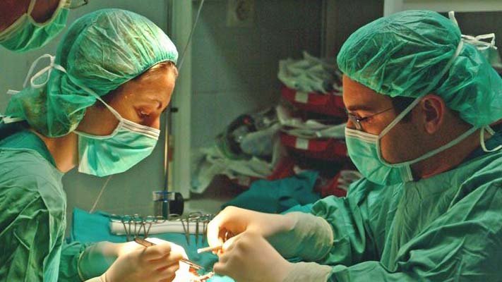 Médicos durante una intervención quirúrgica.