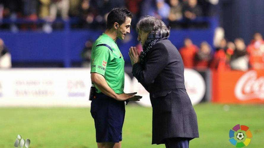 El árbitro Ais Reig habla con Martín Monreal durante el Osasuna- Bilbao Athletic.