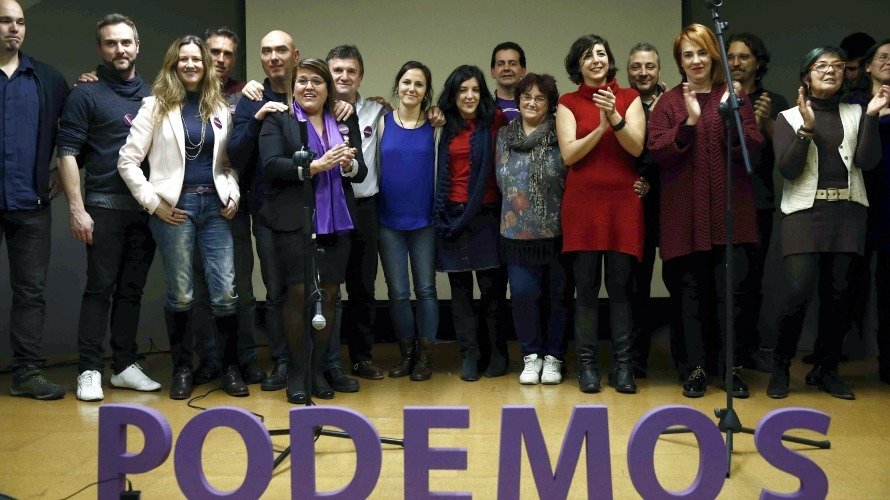 La candidata al Congreso por Podemos, Ione Belarra (c), durante el acto principal de campaña de dicha formación política en Pamplona. EFE.