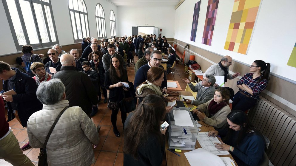 GRA333. MADRID, 20/12/2015.- Decenas de ciudadanos asisten al colegio electoral San Diego y San Vicente de Madrid, en la jornada electoral del 20D. EFE/Fernando Villar