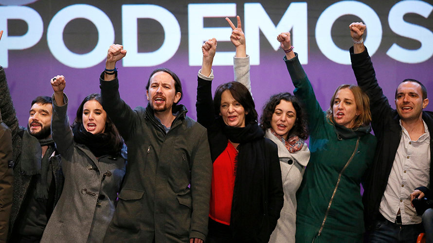 El candidato a la Presidencia del Gobierno por Podemos, Pablo Iglesias (3º izda), junto a otros dirigentes de esta formación celebran los resultados en las elecciones generales, en la plaza del Centro de Arte Reina Sofía, en Madrid. EFE/Juanjo Martín