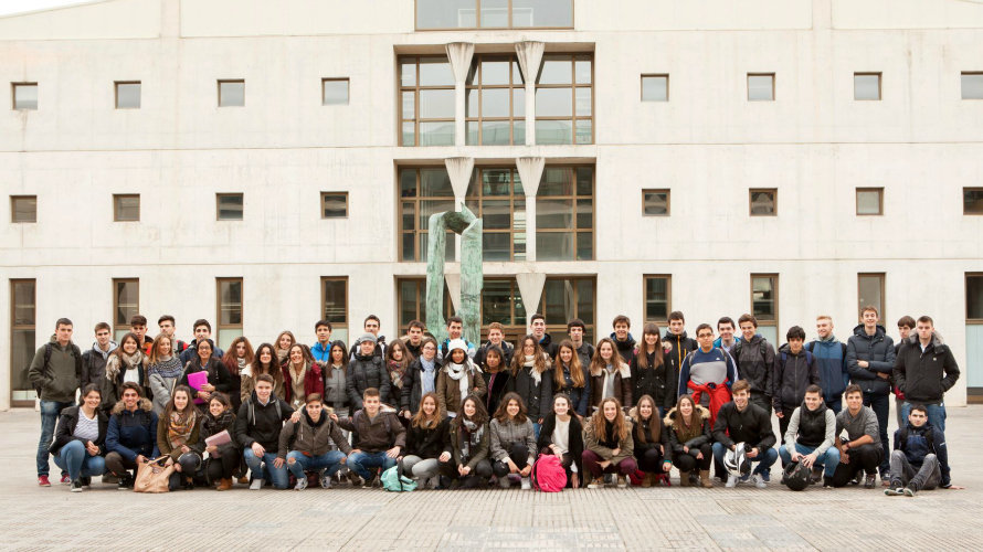 Estudiantes del Colegio Larraona, en el campus de Arrosadia de la UPNA.