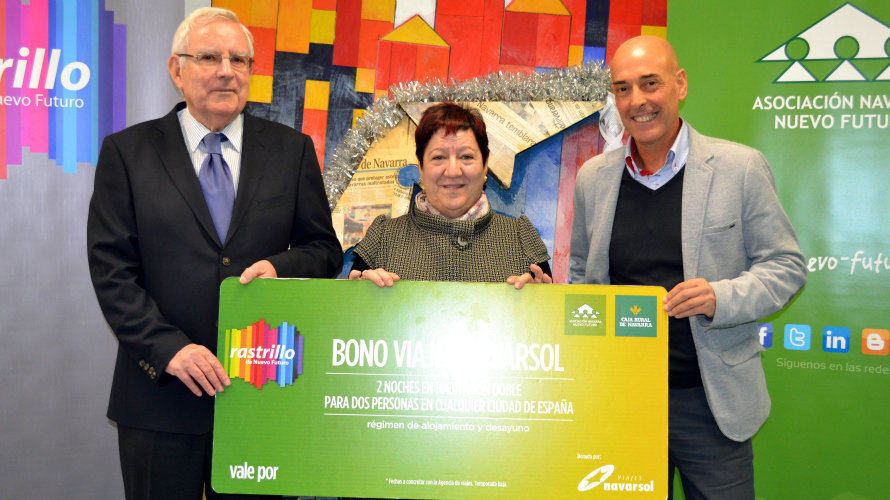 Luis Palacios, presidente de la Asociación y Juanchi Patús, de la agencia Navarsol entregan el premio a Angelines Goñi.