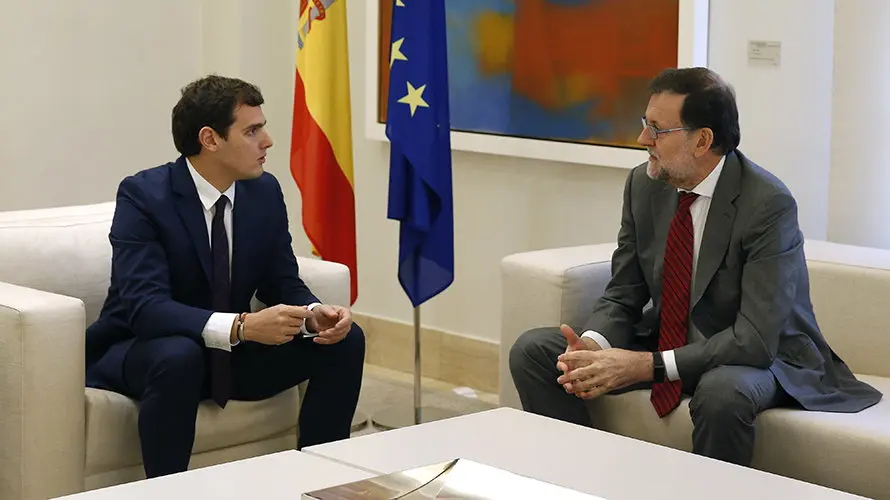 El presidente del Gobierno español en funciones, Mariano Rajoy, (d), y el presidente de Ciudadanos, Albert Rivera (i), durante la reunión que han celebrado hoy en el Palacio de La Moncloa dentro de la ronda de contactos que el jefe del Ejecutivo mantiene con el resto de fuerzas políticas de cara a formar un gobierno estable. EFE/Ballesteros