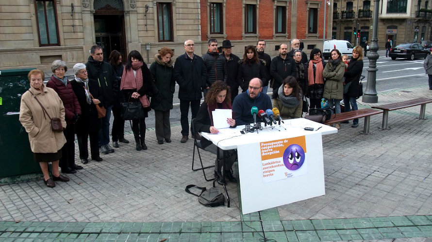 La Coordinadora de ONGD de Navarra frente al Parlamento.
