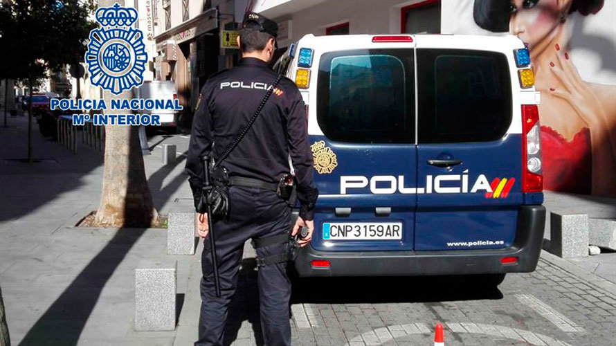 Policía nacional tras la detención. EP
