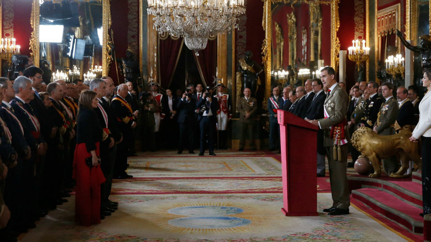 El rey Felipe VI, en presencia de la reina Letizia, pronuncia su discurso durante la celebración de la Pascua Militar en el Palacio Real. EFE