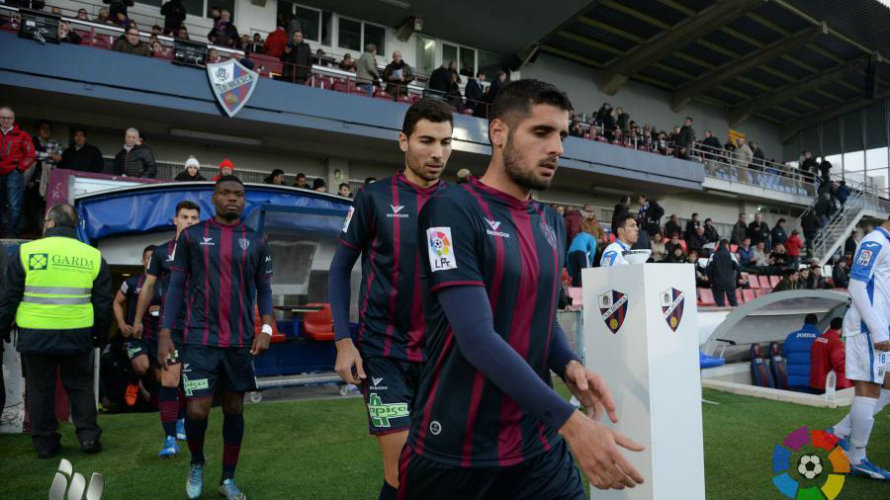 El Huesca sale al terreno de juego de Alcoraz. Foto LFP.