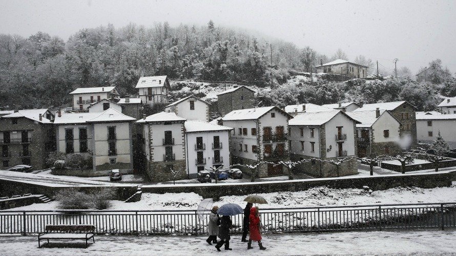 Un grupo de mujeres pasea por la localidad navarra de Urzainqui. Nieve, tiempo. EFE.