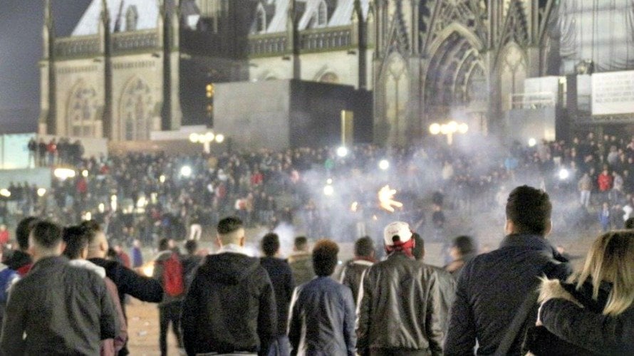 Una multitud de personas junto a la catedral de Colonia en Nochevieja. EFE
