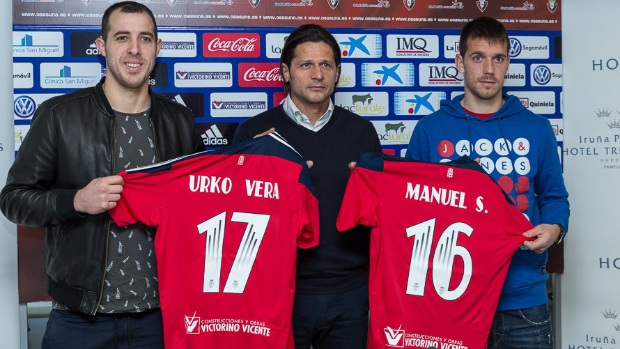 Pedja Vasiljevic, director deportivo de Osasuna, presenta a Urko Vera y Manuel Sánchez como nuevos jugadores del equipo rojillo(3). IÑIGO ALZUGARAY