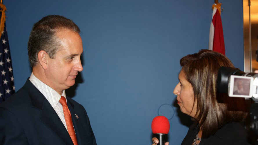 El congresista Mario Diaz-Balart atiende a una entrevista de televisión.