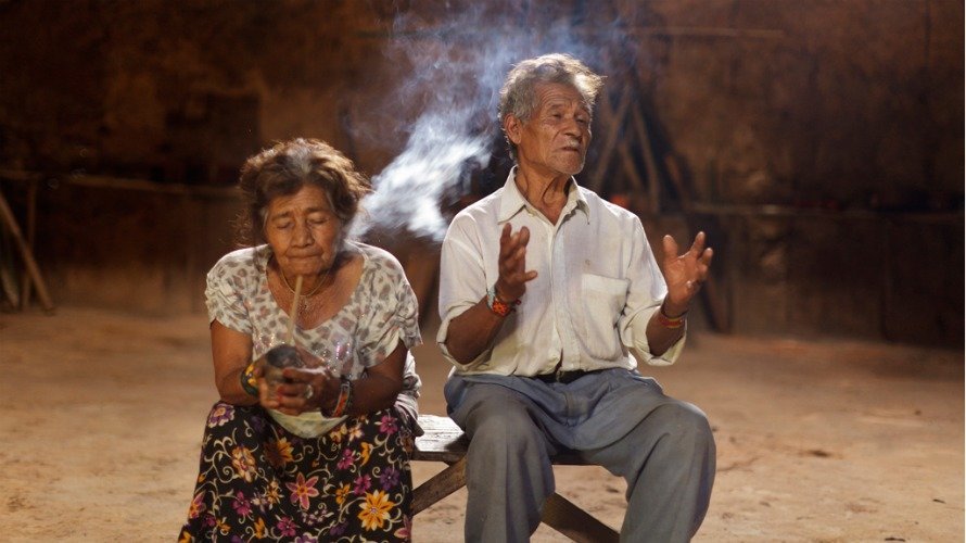 Fotograma que muestra un chamán guaraní y su esposa hacen un ritual con tabaco en Florianópolis, Brasil.