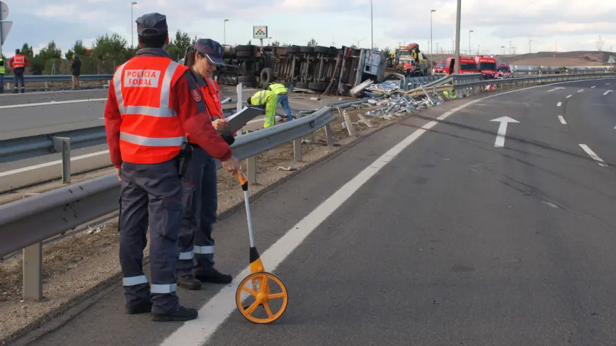 Agentes de la Policía Foral se han encargado del atestado del accidente.