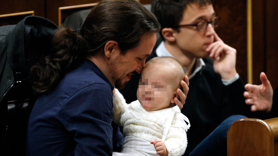 Pablo Iglesias con Diego, el bebé de Carolina Bescansa. EFE