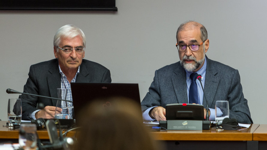 El consejero de Salud, Fernando Domínguez, comparece en comisión parlamentaria para explicar la decisión de desplazar a la red pública al personal de la Universidad de Navarr (12)