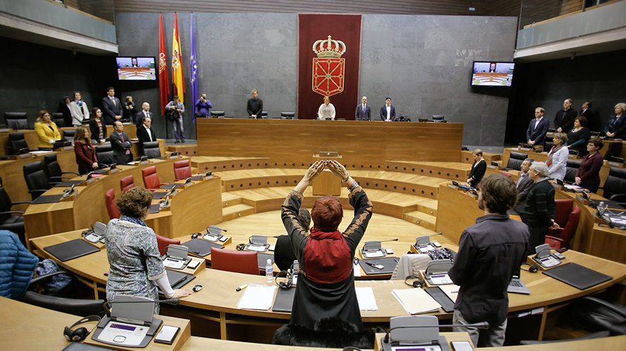 Un momento del pleno del Parlamento de hoy durante el minuto de silencio por las víctimas de violencia de género