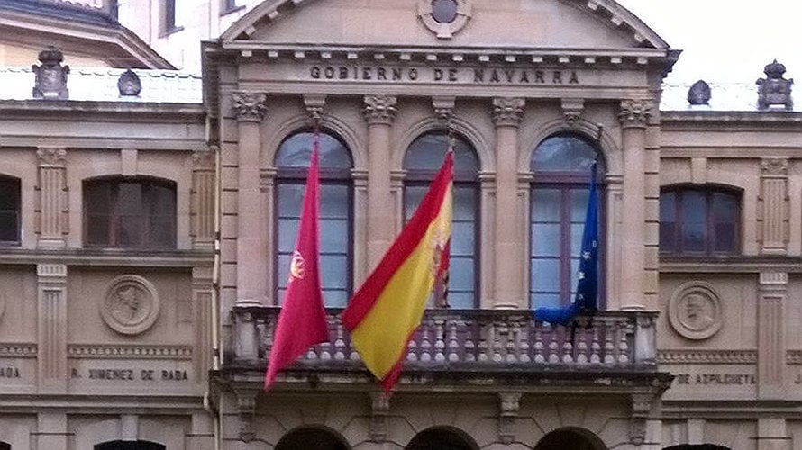 Banderas ondenado en el Gobierno de Navarra
