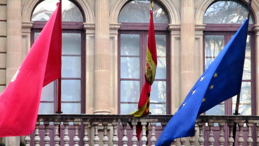 La bandera de España ha permanecido varios días atada con una cinta negra.