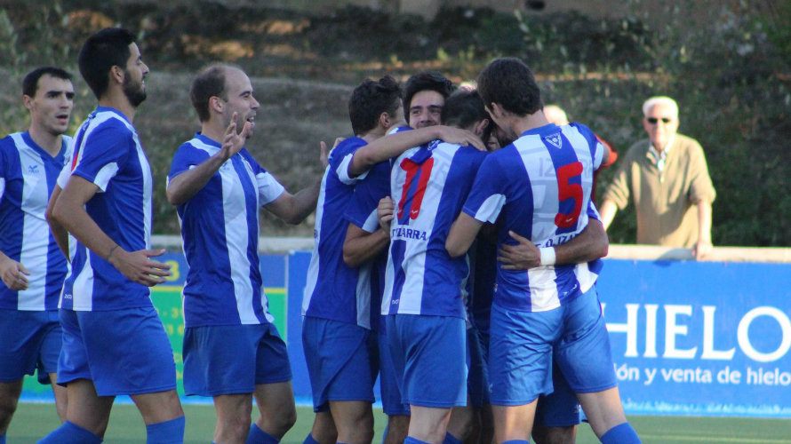 Los jugadores del Izarra celebran el gol de Bruno. Foto web Izarra.