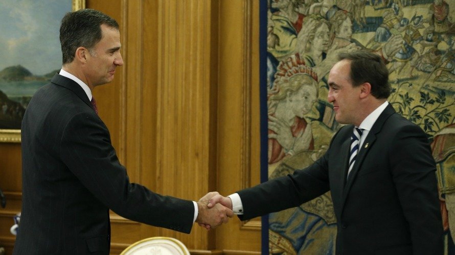 El Rey Felipe VI saluda al diputado de UPN Javier Esparza (d). EFE.