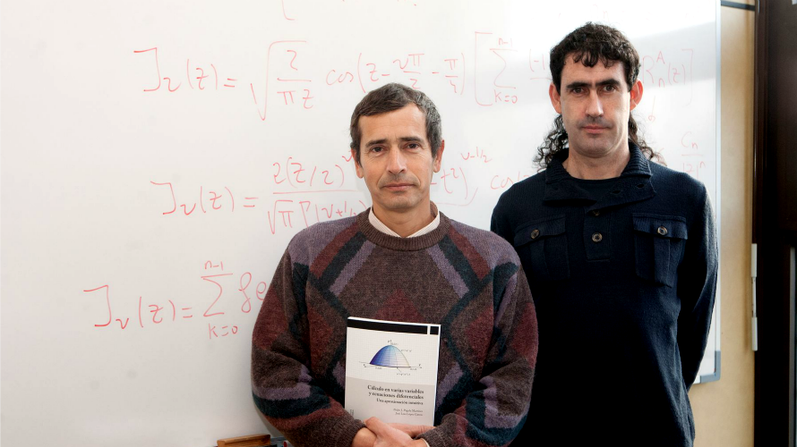 Los profesores López (izq.) y Pagola, con el libro editado por la UPNA.