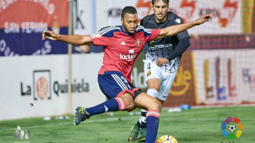 Jordan Loties ante el Bilbao Athletic en el Sadar.