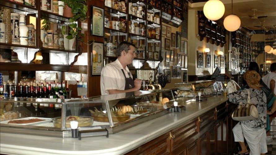 Un camarero atiende a los clientes en un bar. EFE