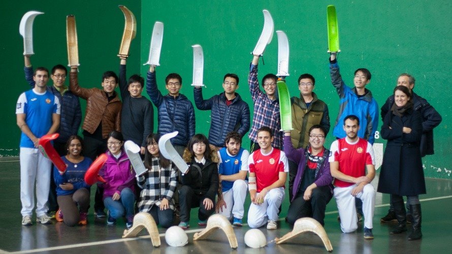 14 estudiantes de China y Australia aprenden a jugar a pelota vasca en la Universidad de Navarra.