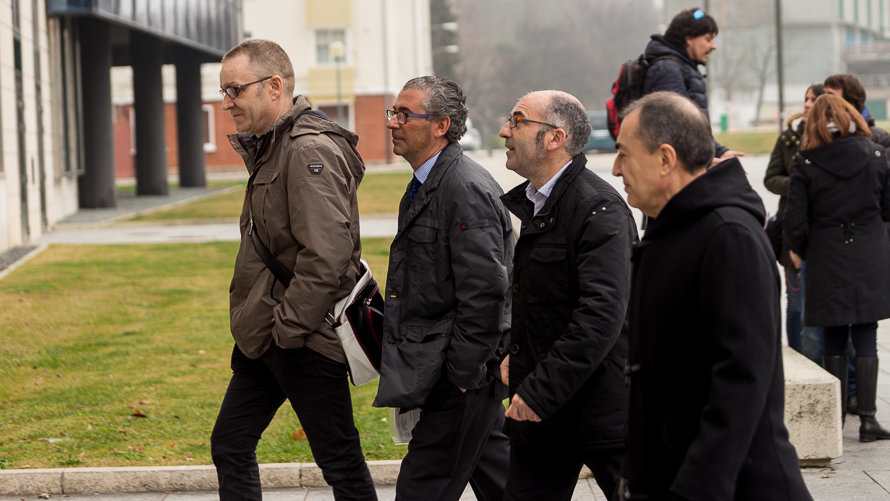 Joxe Abaurrea acompañado por sus abogados a la entrada del Palacio de Justicia de Pamplona (9). IÑIGO ALZUGARAY