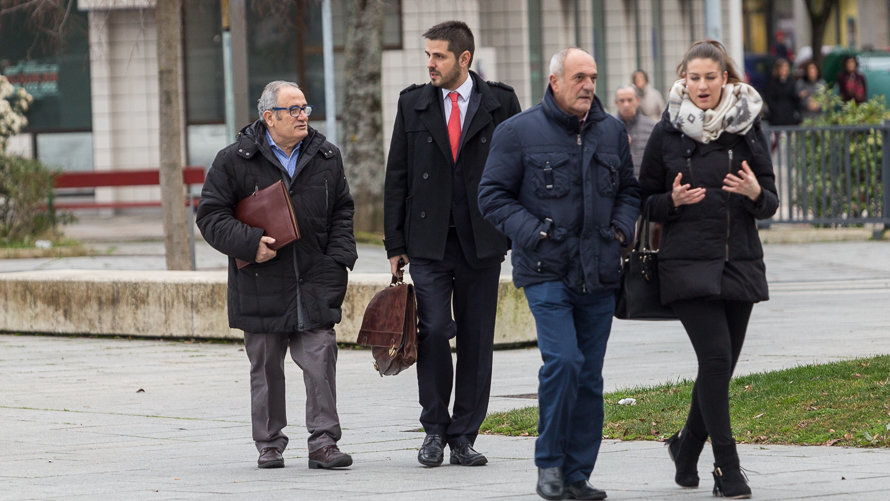 El presidente de Osasuna, Luis Sabalza, y el exmiembro de la junta gestora, Luis Ibero, a la entrada del juzgado para declarar por el caso Koné (2). IÑIGO ALZUGARAY